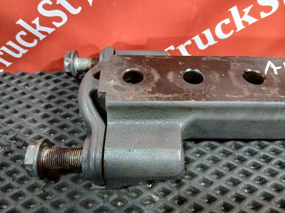 Кронштейн глушителя передний