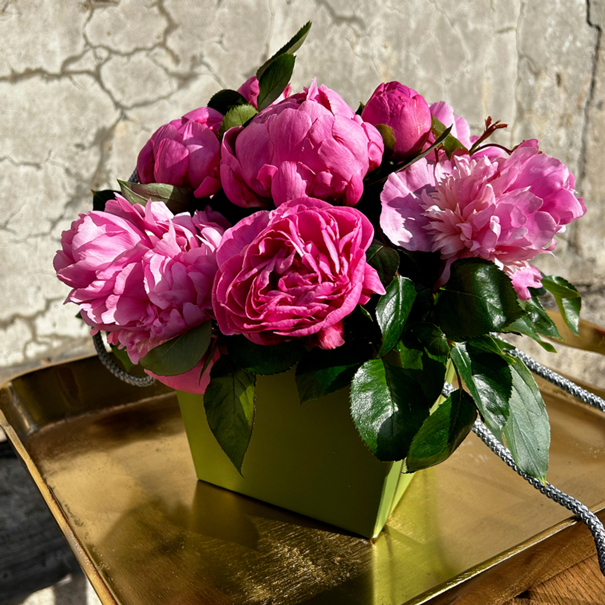 ♛ Композиция ароматных пионов — d ~ 25 см — в коробке — 8 марта у Феи