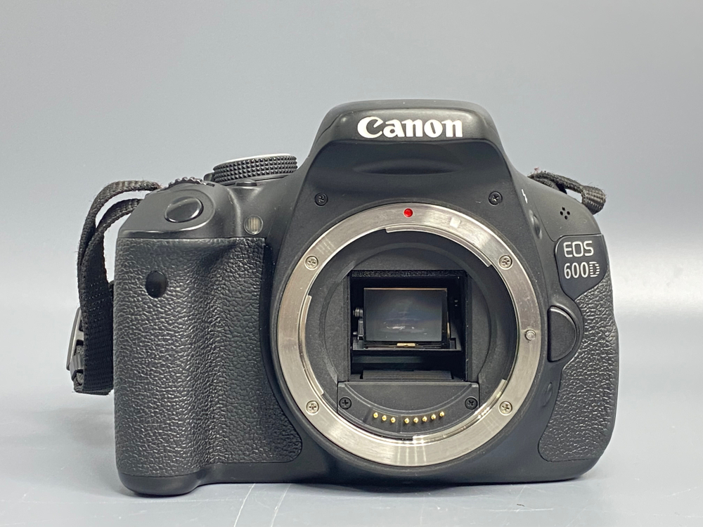 Canon 600D kit 18-55mm IS ll 27.000 кадров