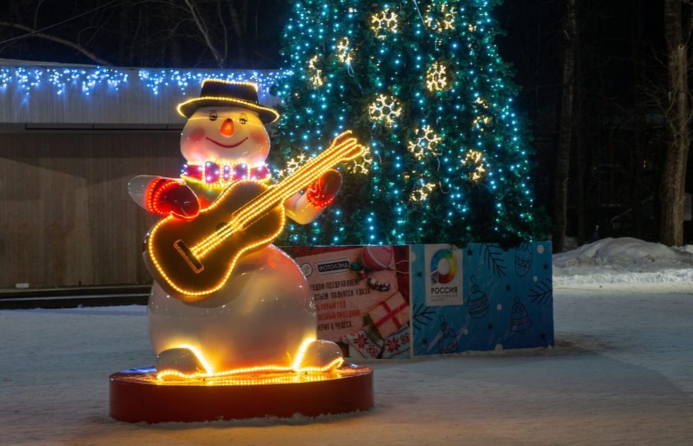 Уличная фигура "Снеговик с гитарой"