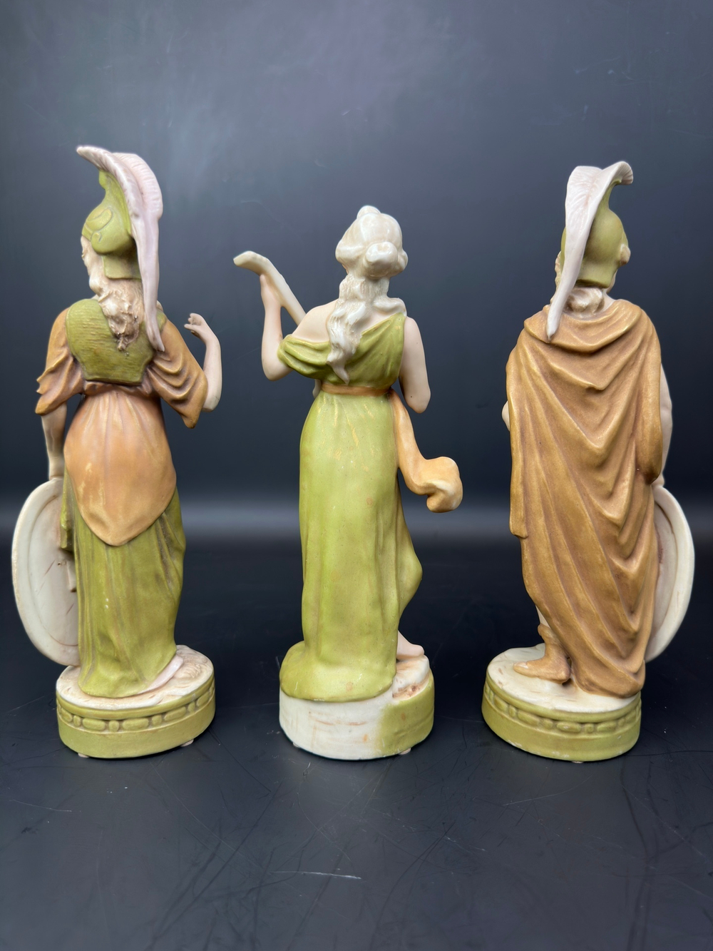 Скульптурная группа из трех фигур