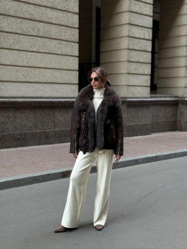 Коричневая укороченная парка с меховым воротником