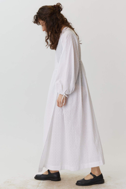 Платье на запах с широкими рукавами длины макси из белого шитья