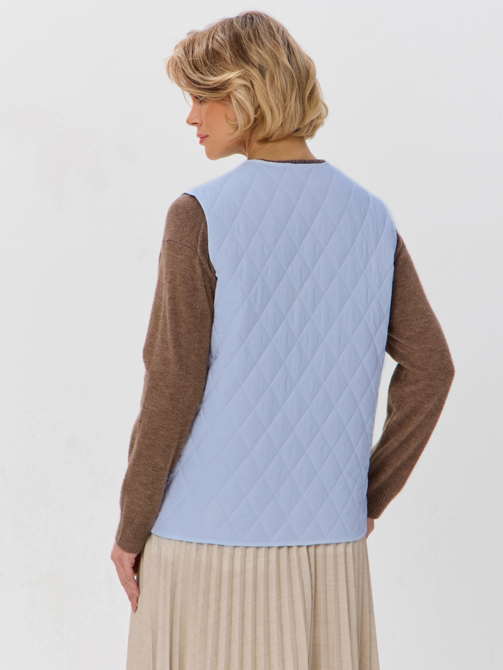 Легкий стеганый жилет с накладными карманами