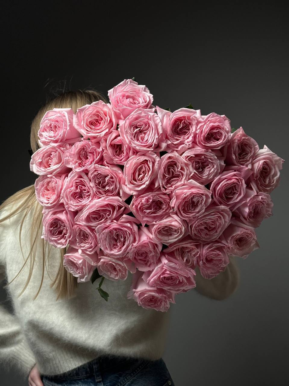 35 розовых пионовидных роз