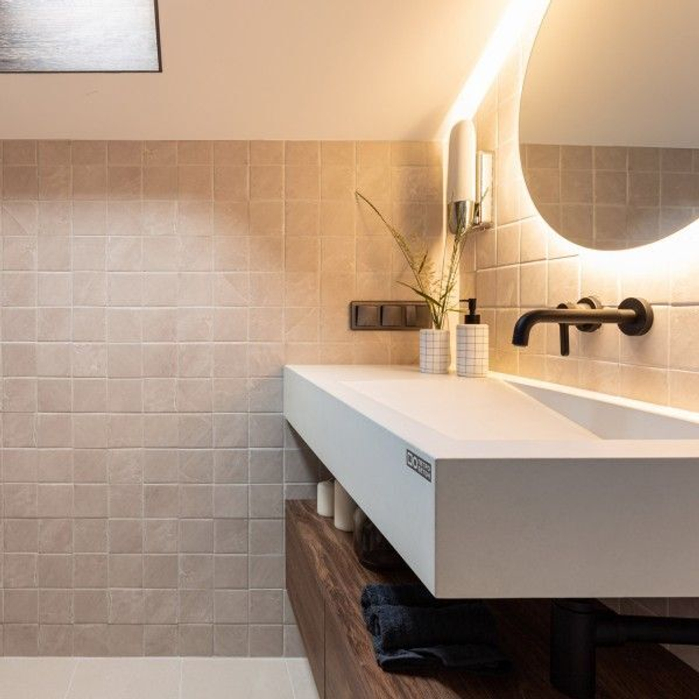 Розетка влагозащ. с зазем. с защит. крышкой и шторками (графит рифленый)