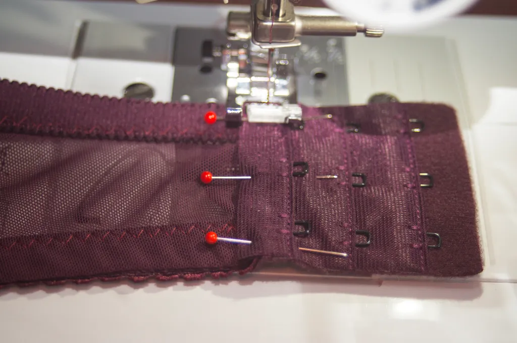 Как пришить застежку к бюстгальтеру?