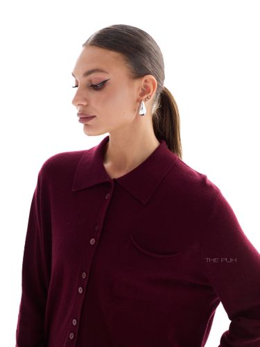 Трикотажная бордовая рубашка с накладным карманом