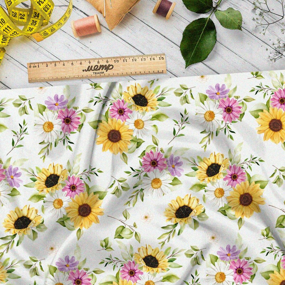 Ткань атлас разноцветные ромашки и подсолнухи на белом фоне