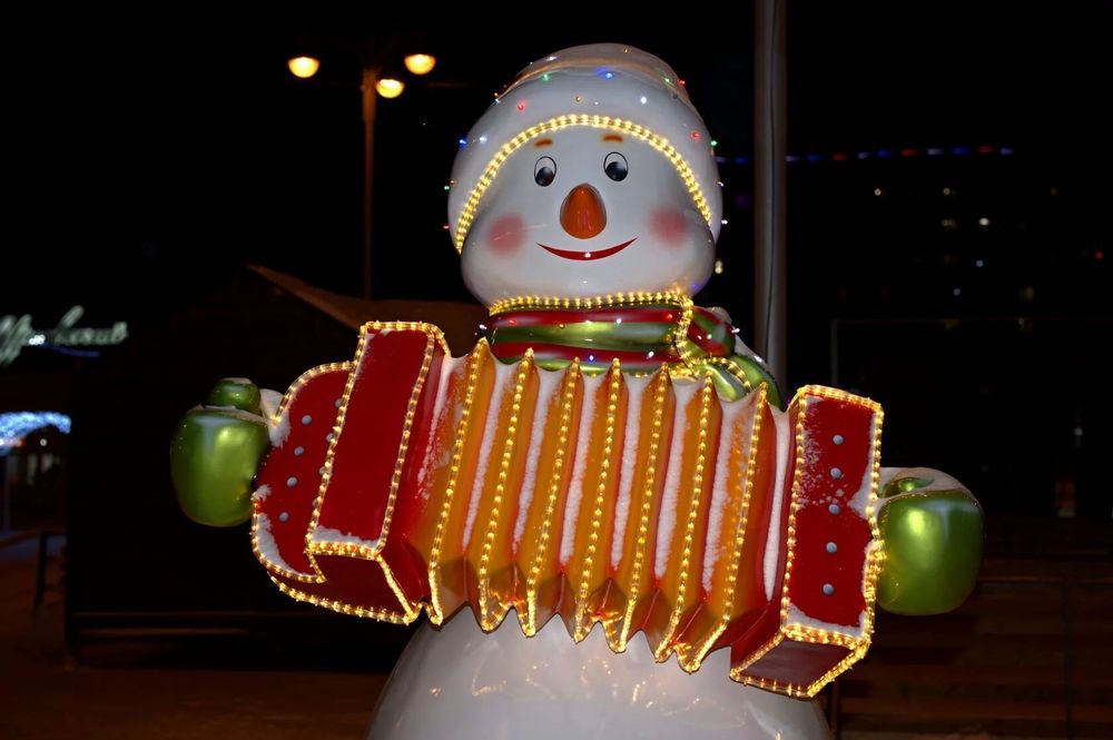 Уличная фигура "Снеговик с гармошкой"