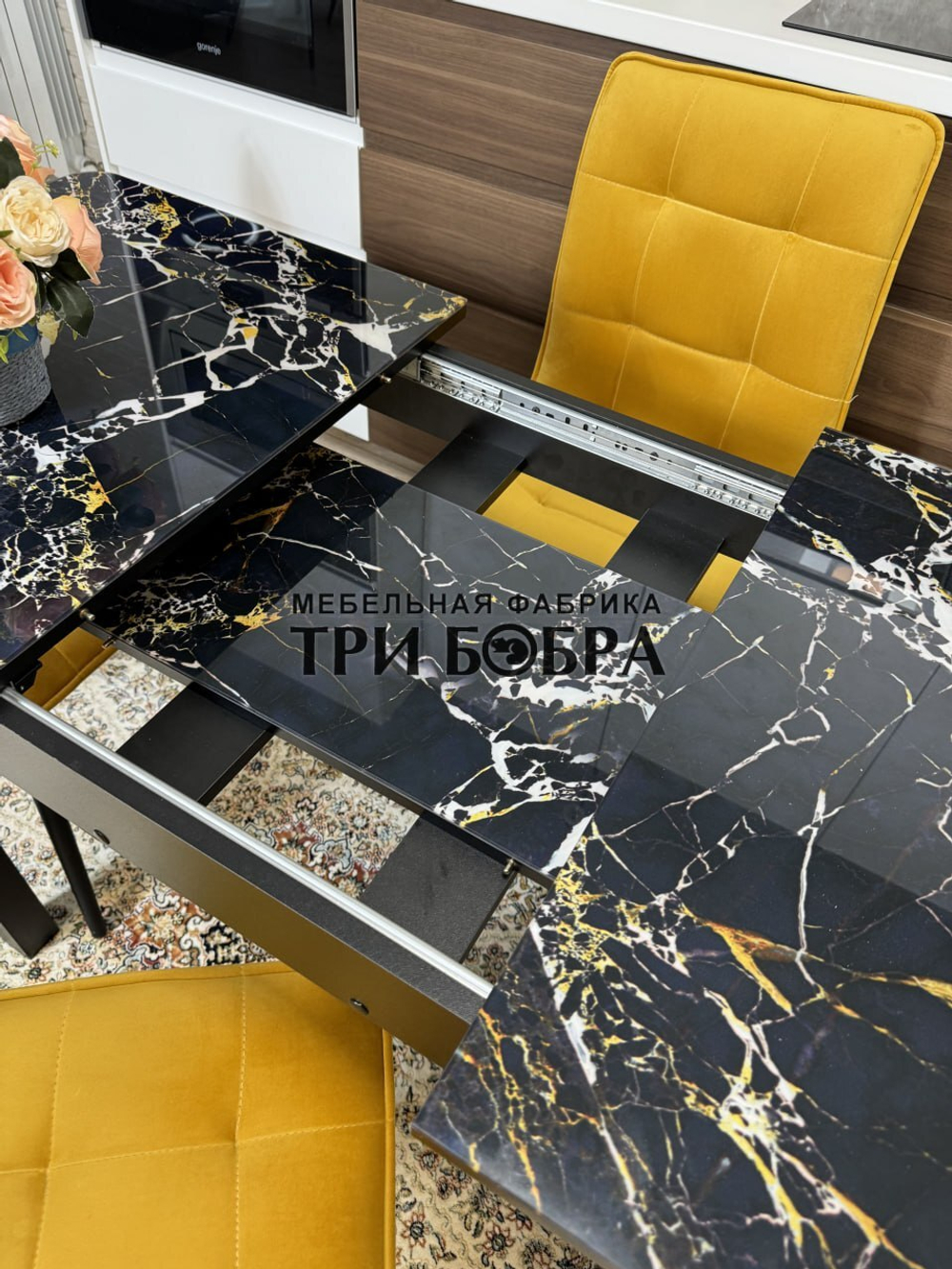 Стеклянный раздвижной стол "Черный мрамор" и стулья "ГУЧИ" желтый