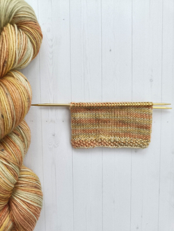 Носочная пряжа ручного окрашивания superwash 420 м / 100 г Цвет Карамельная груша