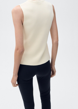 Жилет из тонкого трикотажа с пуговицами