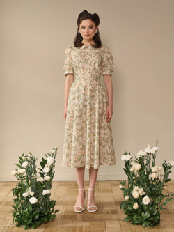 Платье с отложным воротником