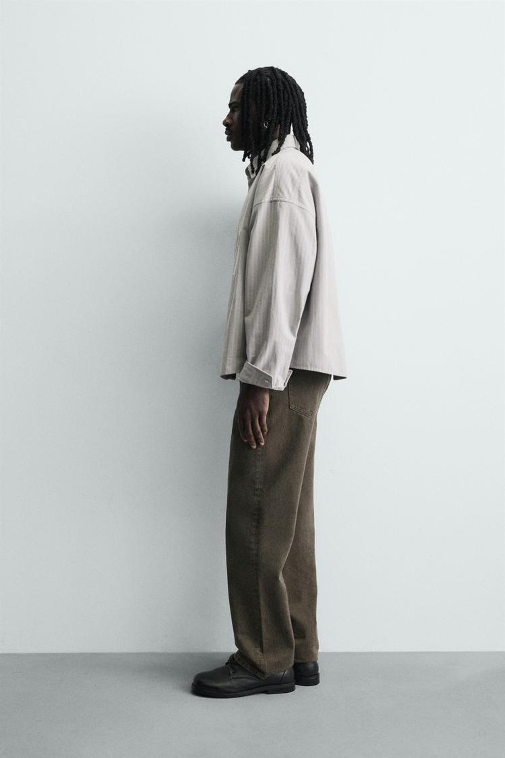 ZARA РУБАШКА В ПОЛОСКУ С КОНТРАСТНОЙ ВЫШИВКОЙ, СЕРЫЙ