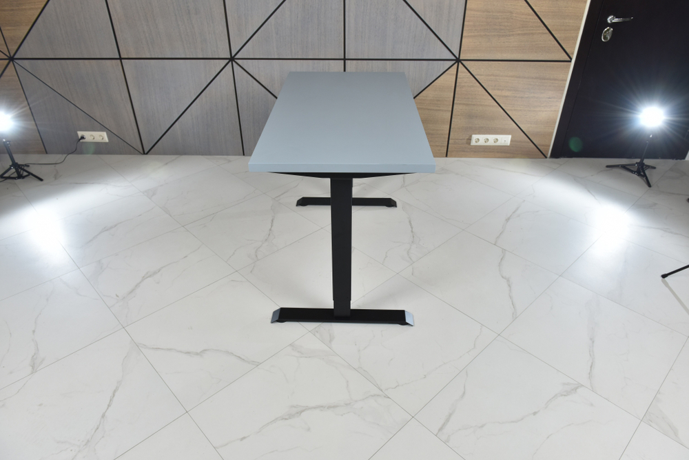 Регулируемый компьютерный стол Bazalt с регулировкой по высоте — столешница МДФ Серый