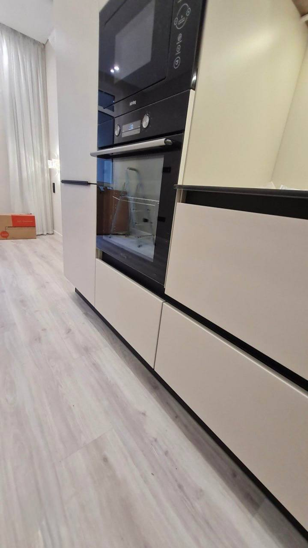 Современная угловая кухня с фасадами из МДФ в пленке и корпусом из ЛДСП Kronospan