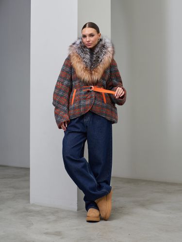 Оранжевый текстильный пуховик в клетку с мехом енота