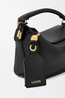 Loewe Сумка-мини Puzzle Featherlight из овечьей кожи наппа, черный