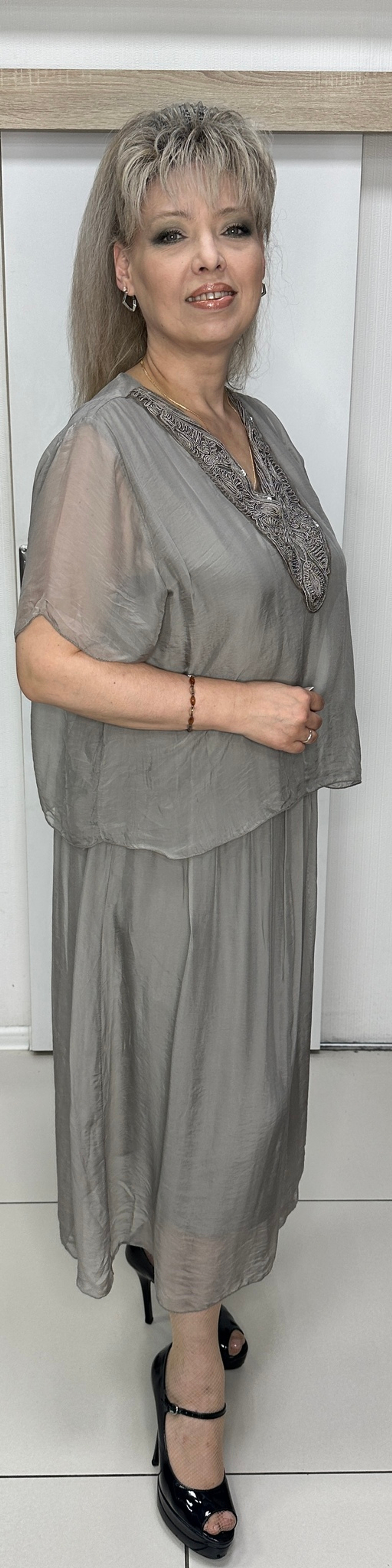 Нарядное двойное платье с пайетками по декольте