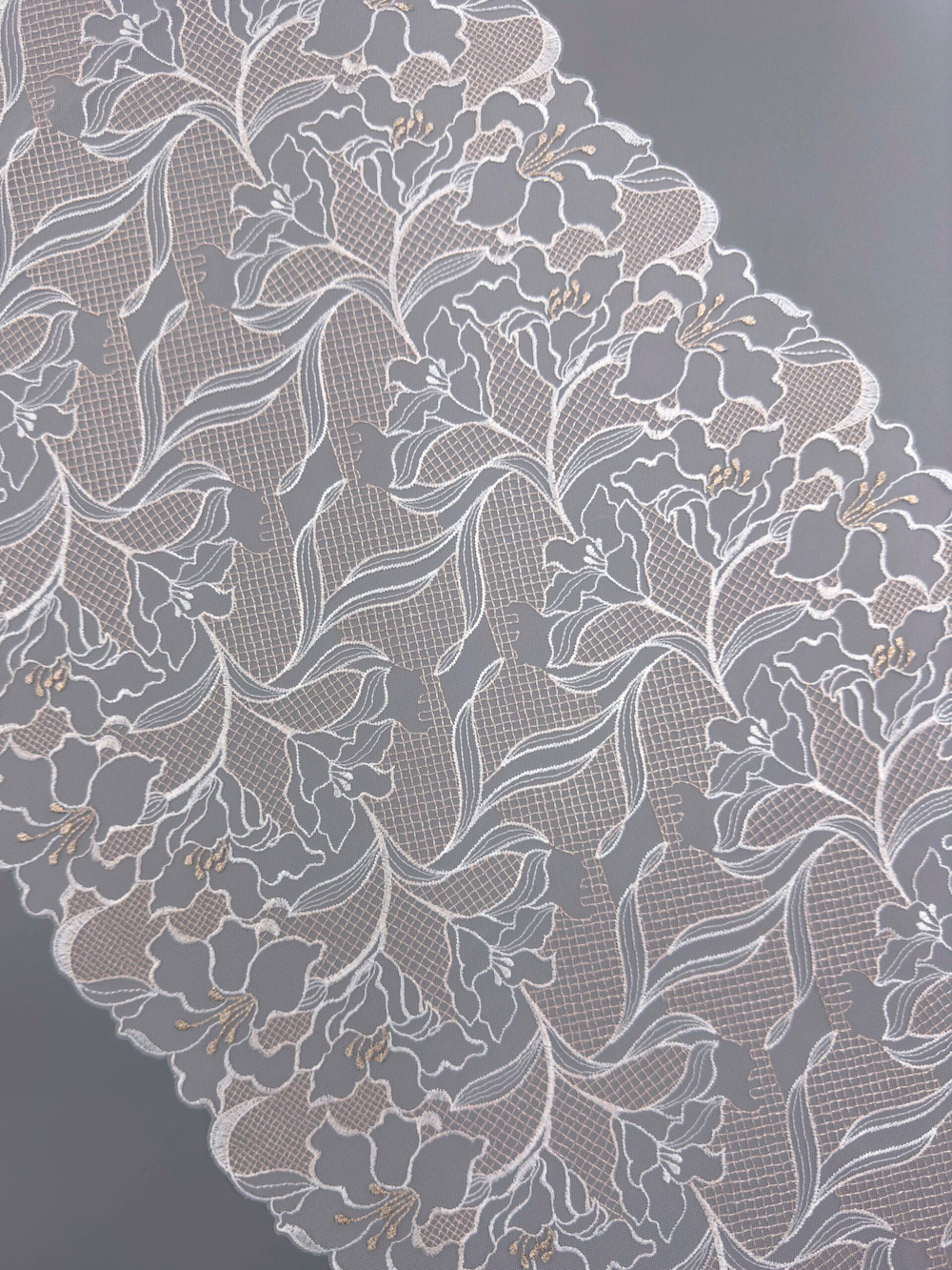 Вышивка на сетке персиково-розовая с белым, золотым и глиттером неэластичная ширина 33 см