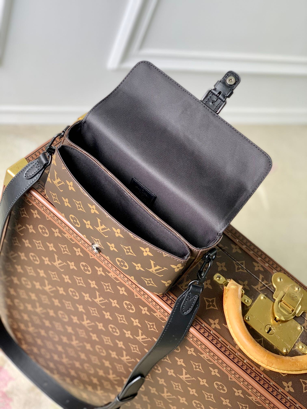 Louis Vuitton Montsouris Wearable Wallet