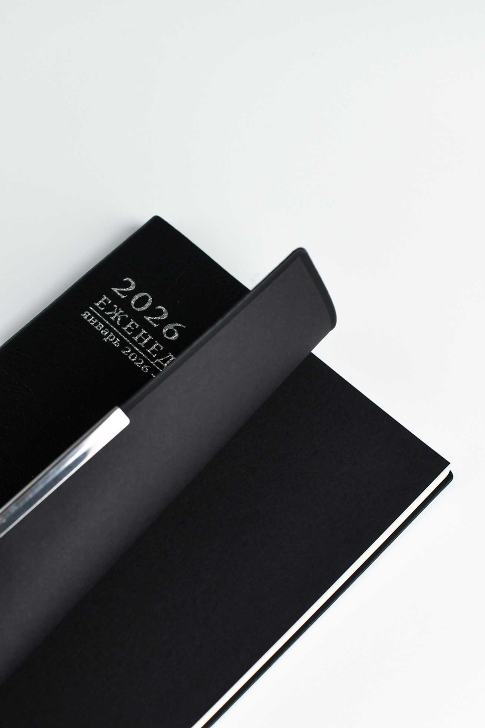 Еженедельник датированный 2026 ESCALADA, А6+, 80 л., арт. 70341/ 20 ШЕВРЕТ ГЛОСС ЧЁРНЫЙ (кожзам: 134х189 мм, мягкий переплёт, запаянный край, материал обложки: искусственная кожа "Шеврет глосс"; декор: тиснение фольгой, металлический шильд по краю об