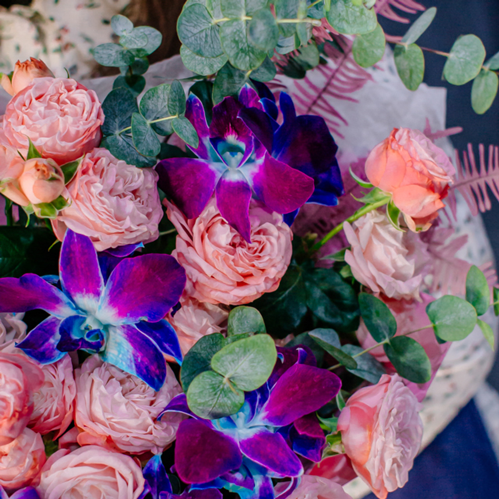 79. Необычный нежный букет с синими орхидеями