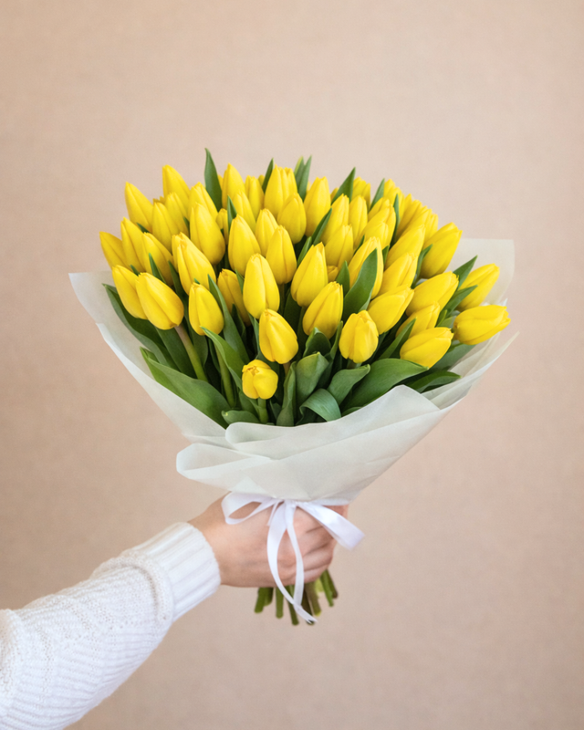 Букет жёлтых тюльпанов "Стронг Голд" (в упаковке)