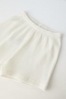 ZARA КОМПЛЕКТ ИЗ ФУТБОЛКИ И ШОРТОВ ИЗ РИФЛЕНОЙ ТКАНИ, ЖЕЛТОВАТО-БЕЛЫЙ