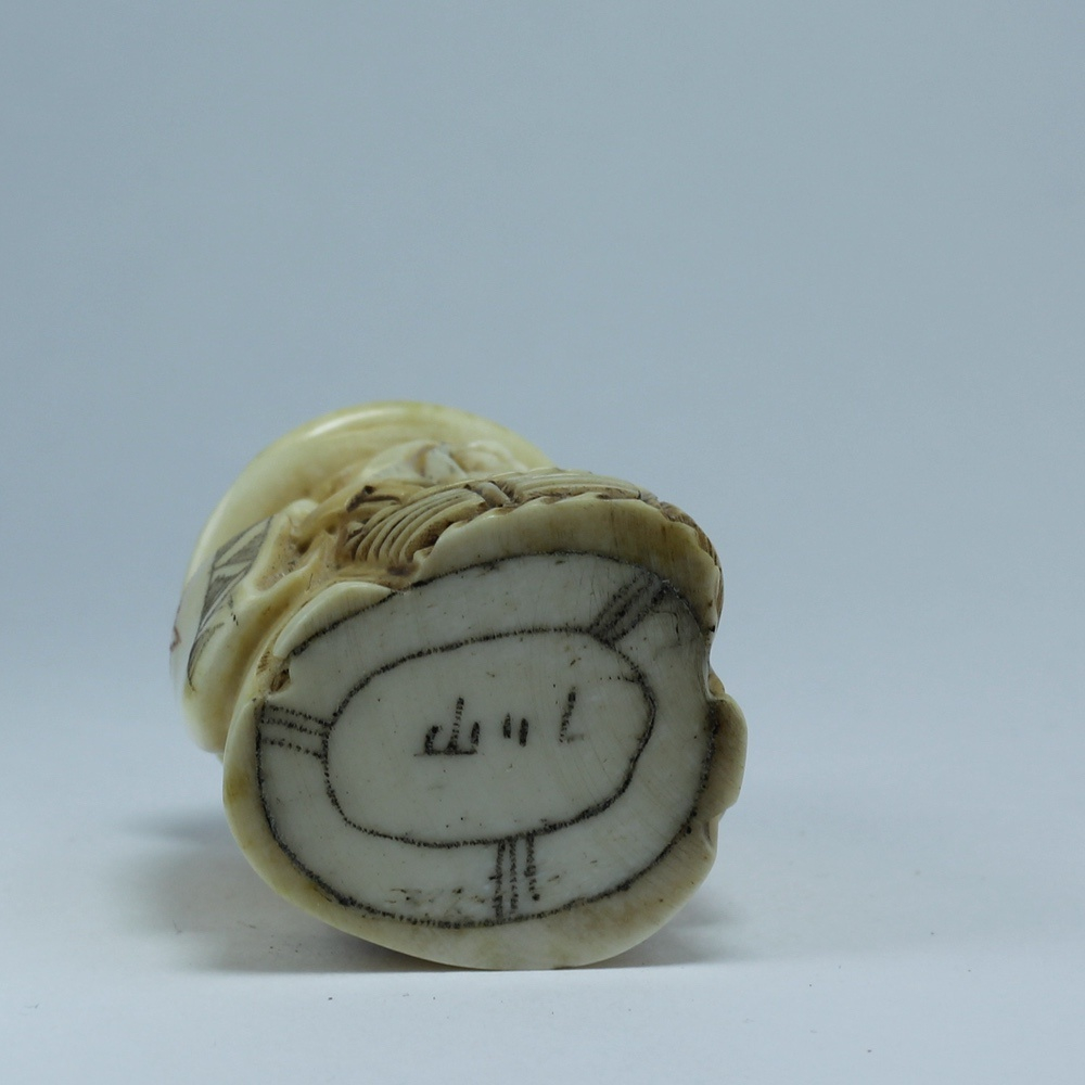 Нэцкэ Дзюроднин в круглой шапке с корзиной рыбы