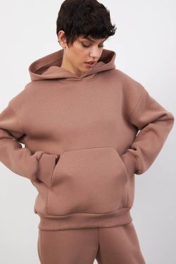Утепленное худи свободного кроя цвета молочный шоколад