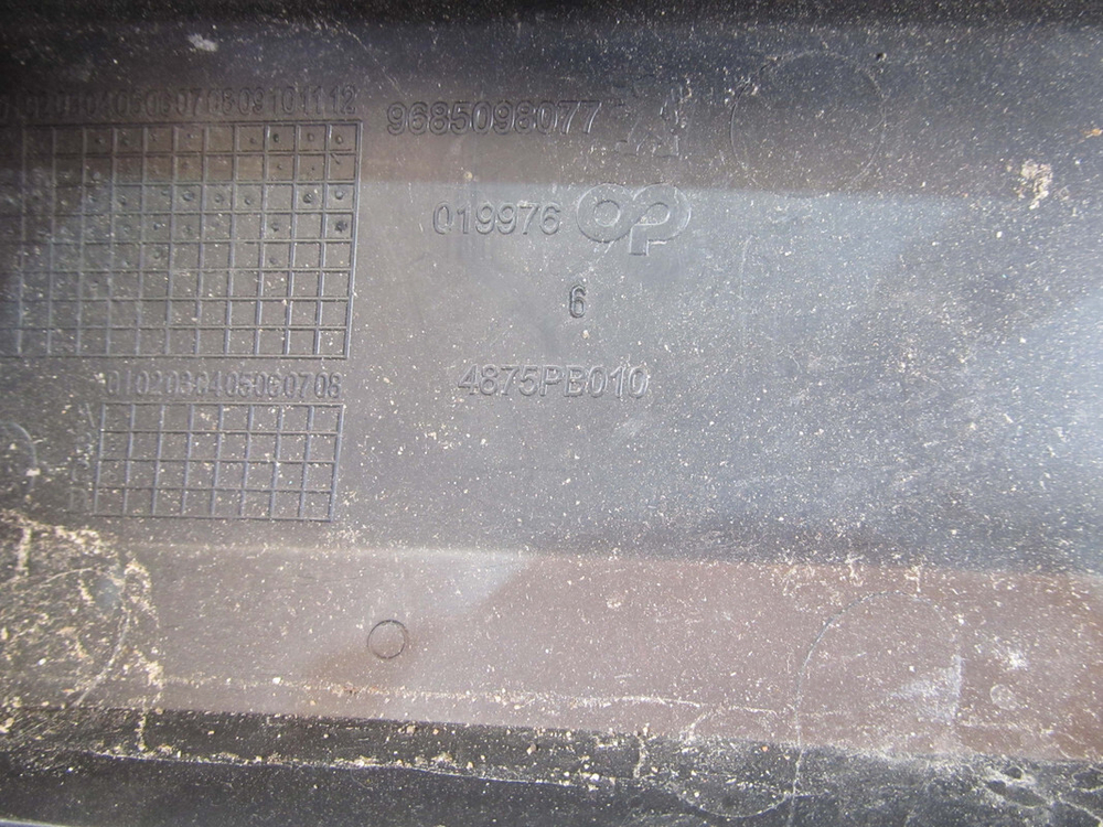 Накладка переднего бампера правая Peugeot 3008 1 09-13 Б/У Оригинал 9685098077