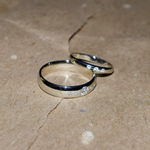 Обручальная пара с дорожкой из камней