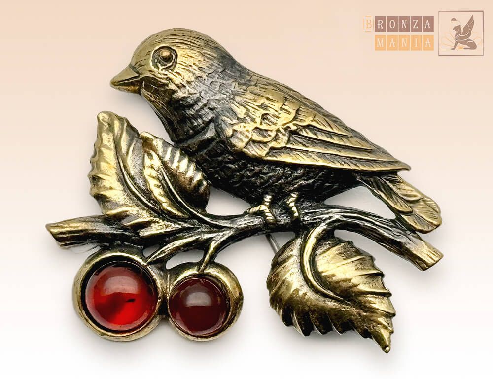 брошь Птичка с ягодами на ветке