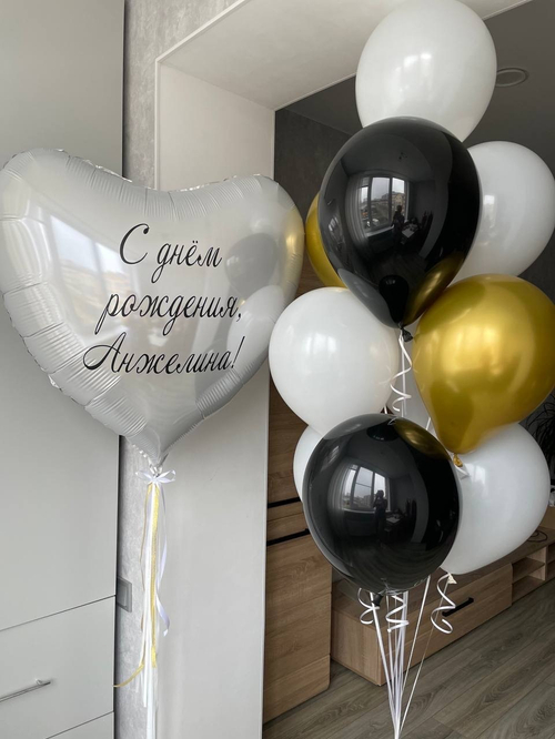 Большое сердце с надписью и фонтаном из шаров