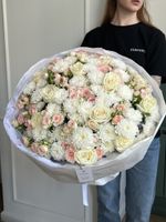 Гранд букет из кустовых роз, одноголовых роз и хризантемы