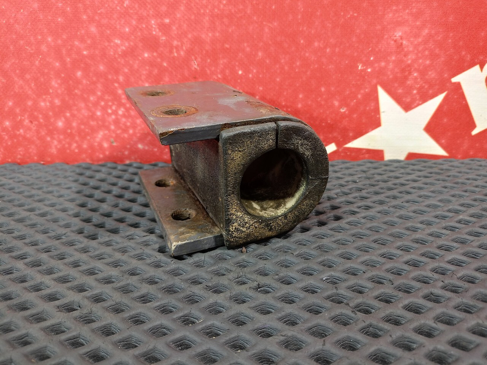 Скоба стабилизатора переднего