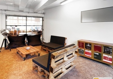 Офисная мебель стилизованная под поддоны ОФ06