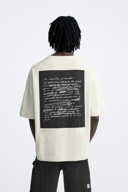 ZARA ФУТБОЛКА С НАШИВКОЙ И ПРИНТОМ, СЕРЫЙ