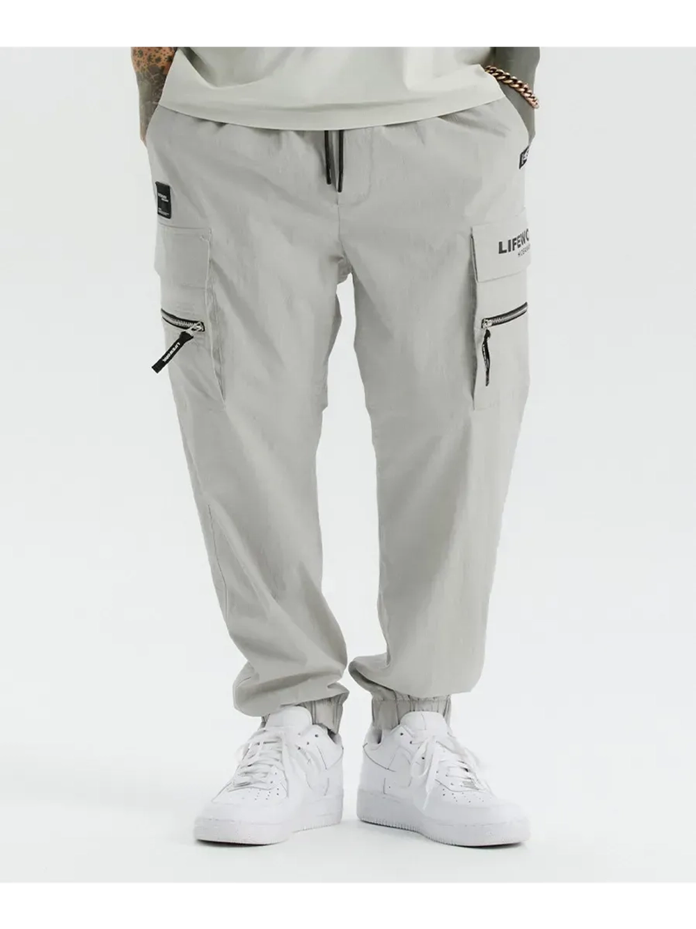 Брюки джоггеры с карманами на молнии