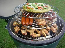 Керамический гриль Big Green Egg L Large (Большой), 46 см на столе из дуба