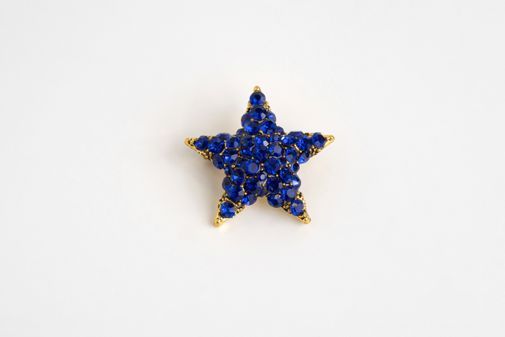 Ольга Солдатова. Брошь в виде пятиконечной звезды со вставками сапфирового цвета