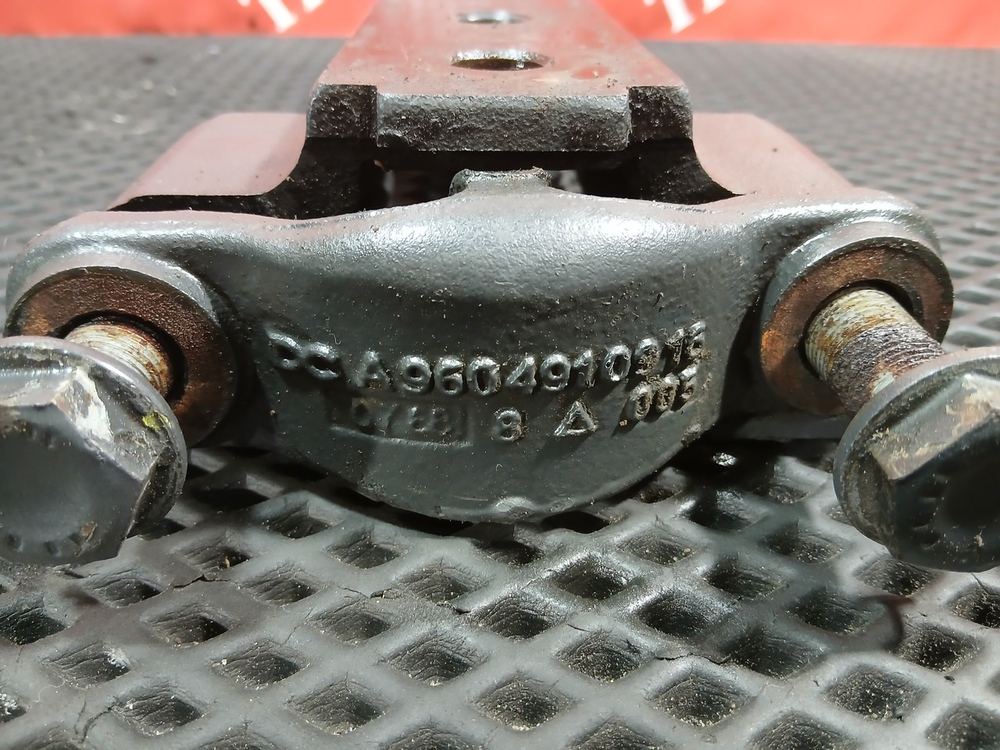 Кронштейн глушителя передний