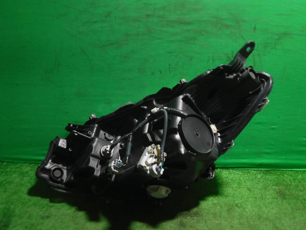 фара правая Toyota Vitz NSP130 135