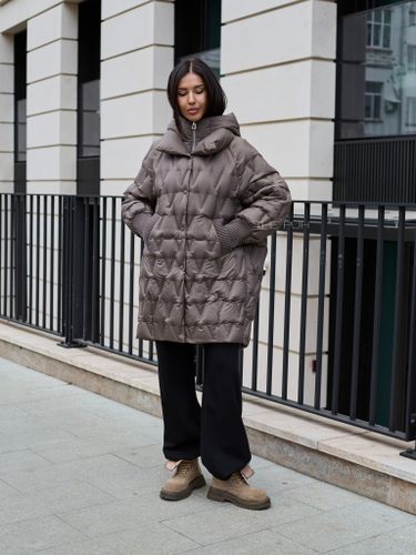 Удлиненный пуховик цвета хаки с манишкой-капюшоном