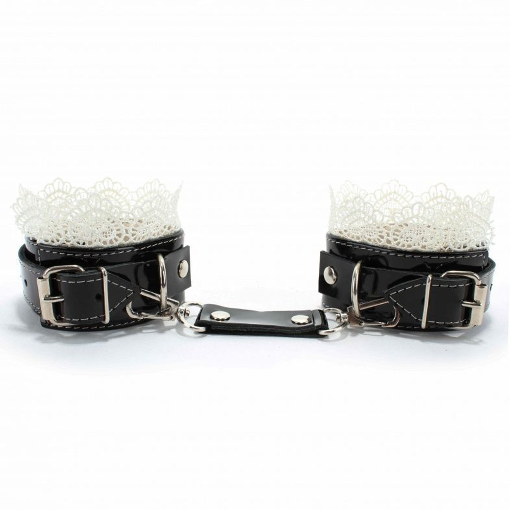 Изысканные чёрные наручники с белым кружевом