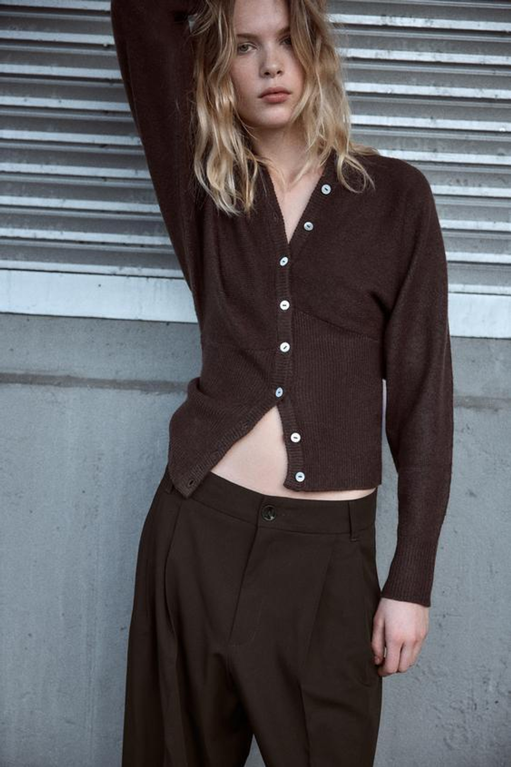 ZARA БРЮКИ С ДВОЙНЫМИ ЗАЩИПАМИ, ШОКОЛАДНО-КОРИЧНЕВЫЙ