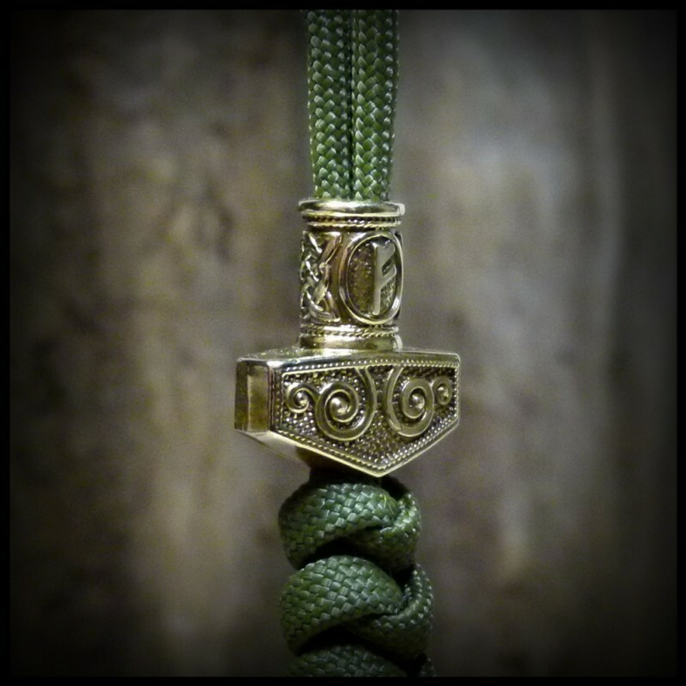 Бусина "Молот Тора с руной Феху" для темляков или браслетов