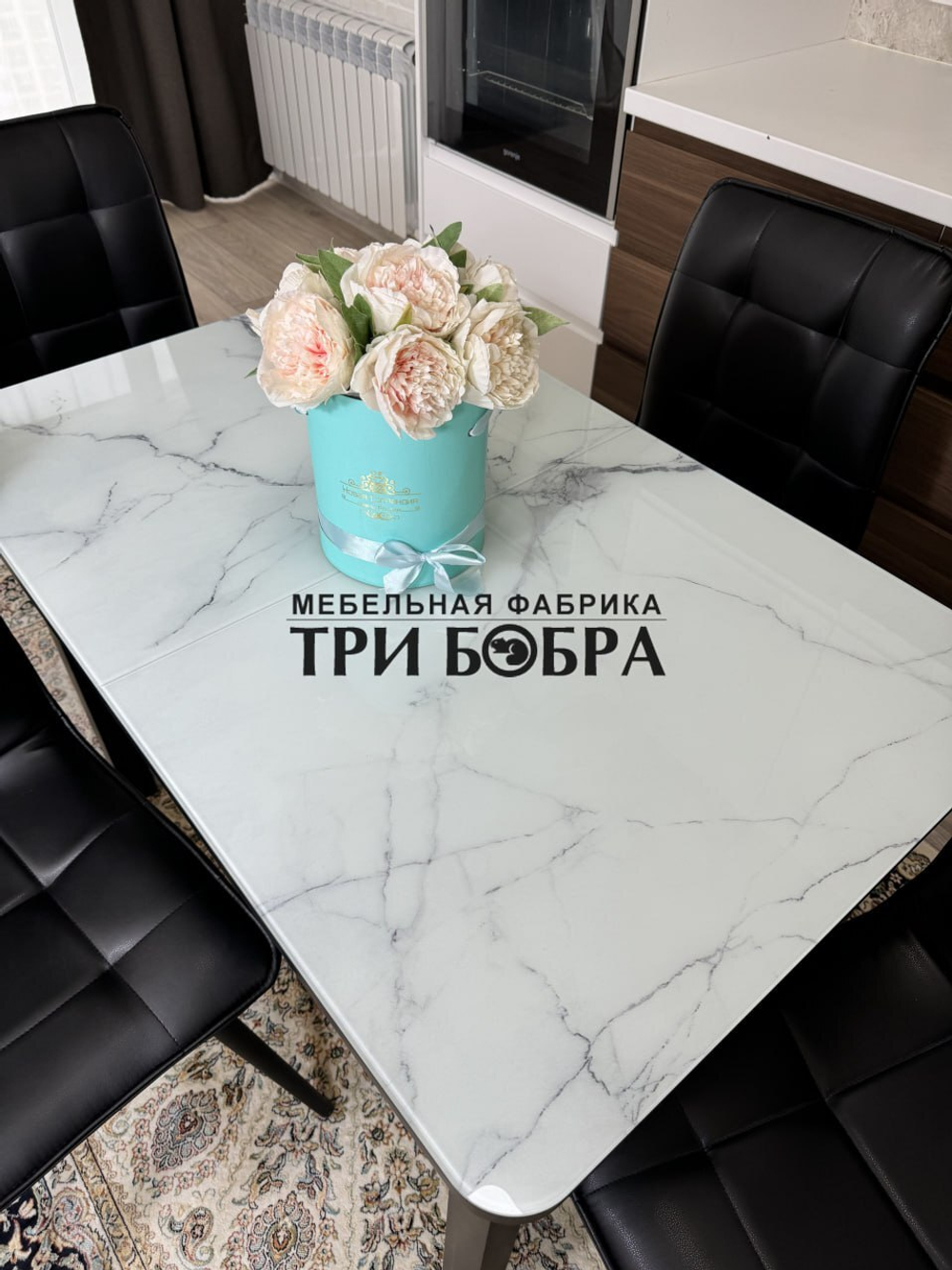 Стеклянный раздвижной стол "Итальянский мрамор" и стулья "ГУЧИ" черный